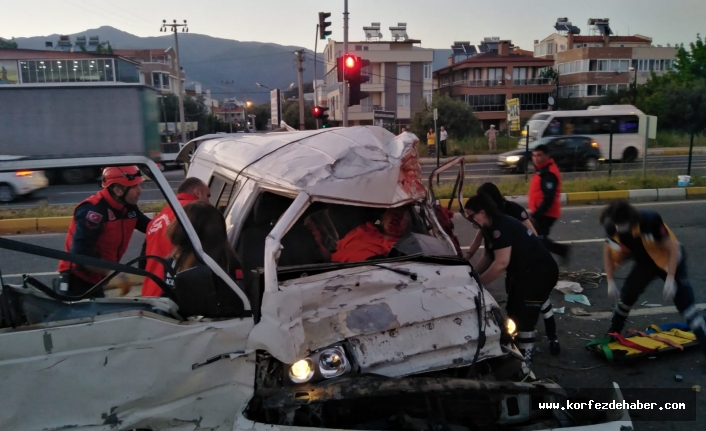 Edremit'te kamyonetin çarptığı otomobil evin bahçesine uçtu: 2 ölü, 3 yaralı