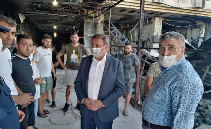 Vali Şıldak, bir kişinin yaşamını yitirdiği yangın yerinde incelemelerde bulundu