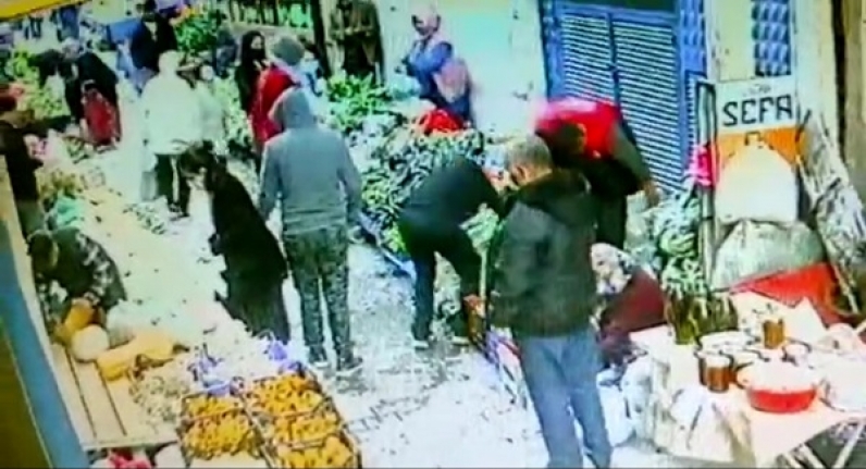 Edremit’te tezgahtan bulgur, pardösüden cep telefonu hırsızlıkları saniye saniye kamerada  