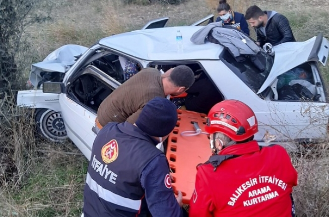 Havran'da direksiyon hakimiyetini kaybeden araç zeytin tarlasına girdi: 3 yaralı