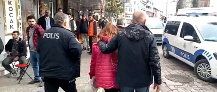 İzmir'den Edremit’te gelen kadın, polisin takibi sonucu kuyumcuları dolandıramadı.