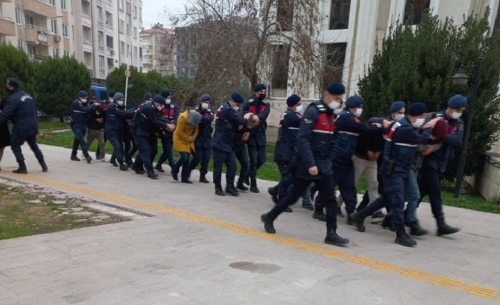 Edremit'te uyuşturucu operasyonunda jandarma 13 kişi göz altına aldı
