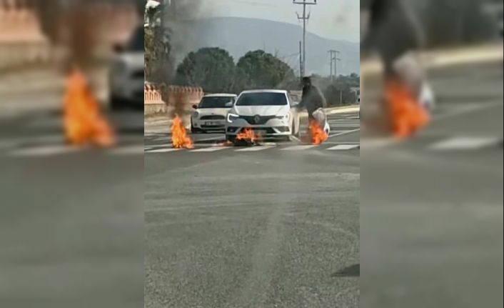 Havran’da bir kişi yola serptiği keçi tüylerini benzin döküp yaktı
