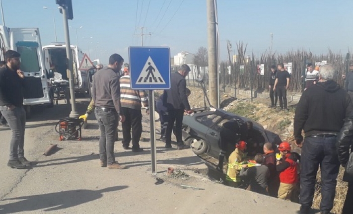 Kaza yapan araç çukura böyle çakıldı. Kazada, 2 kişi kurtarılamadı