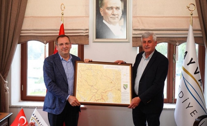 Ayvalık Belediye Başkanı Mesut Ergin, Sjenica’lı konukları tarihi binada ağırladı.