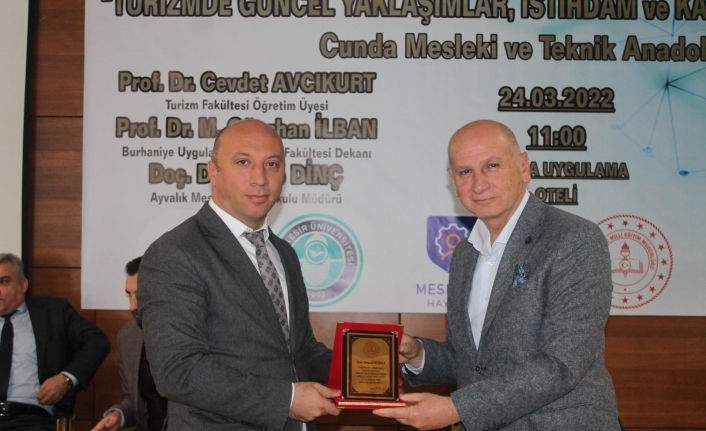 Ayvalık’ta  “Turizmde Güncel Yaklaşımlar, İstihdam ve Kariyer Fırsatları” masaya yatırıldı
