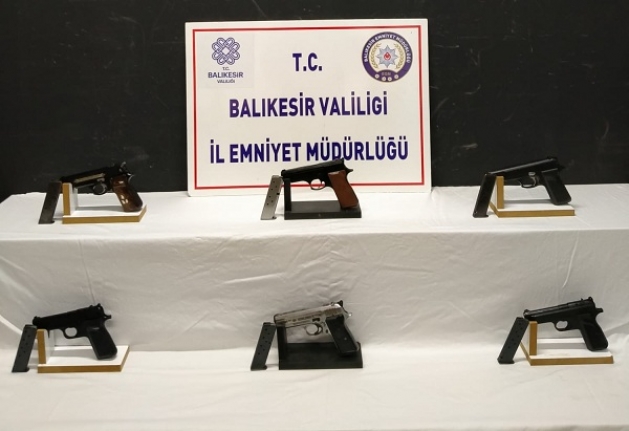 Edremit'e Rize'den gelen yolcu otobüsünden ruhsatsız silahlar ele geçirildi