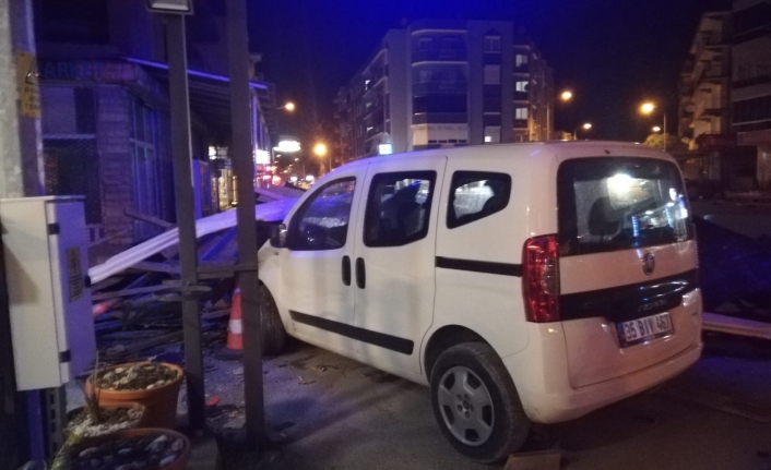 Ayvalık'ta etkili olan kuvvetli fırtına 5 katlı bir apartmanın çatısını uçurdu