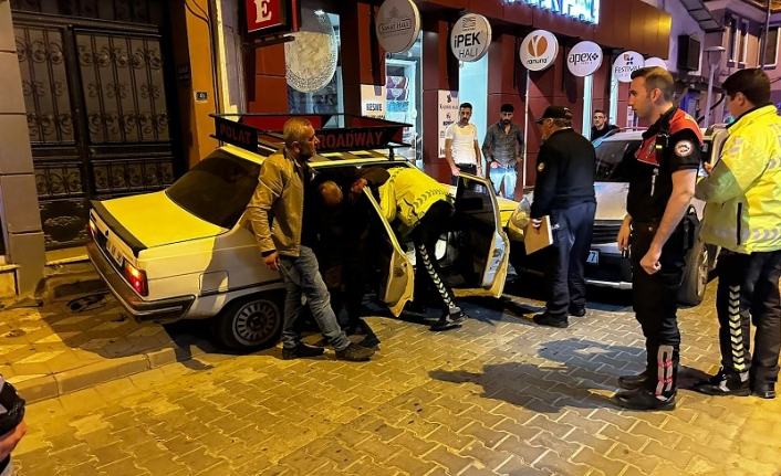 Balıkesir'de kaza üstüne kaza. Kandan etkilenen sürücü kaldırıma çıkarak durdu