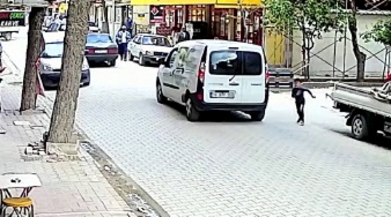 Edremit'te feci kaza: 7 yaşındaki çocuk aracın altında kaldı  