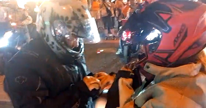 Edremit’te motor tutkunu genç, kız arkadaşına meydanda evlilik teklif etti
