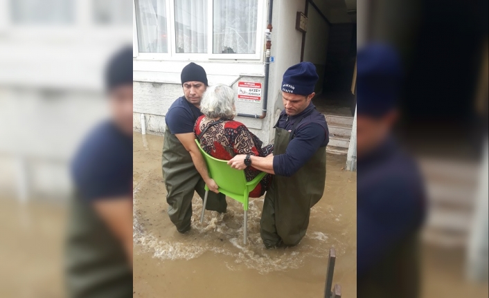 Edremit'te selde mahsur kalanların yardımına itfaiye merdiven ile yetişti