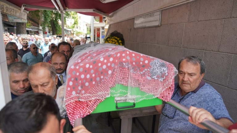 Burhaniye'de 3 kişiye mezar olan kazada hayatını kaybeden Nazife Nehir Akyay, beyaz duvakla uğurlandı