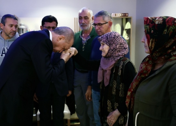 Cumhurbaşkanı Recep Tayyip Erdoğan, patlamada hayatını kaybeden işçilerin ailelerini ziyaret etti