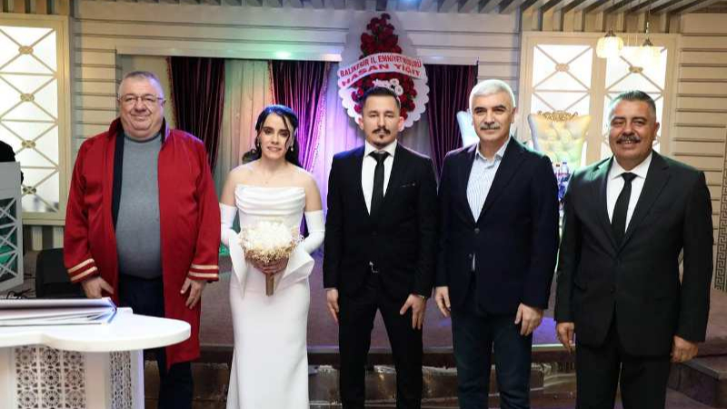 Edremit’te mutluluk dolu bir nikah