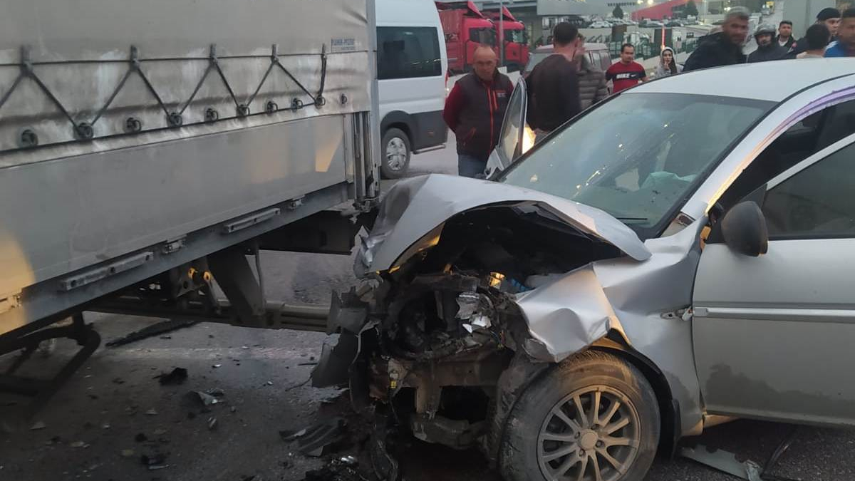 Altıeylül’de kazada sürücü araçta sıkışık kaldı