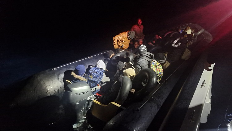 Ayvalık açıklarında 35 düzensiz göçmen yakalandı