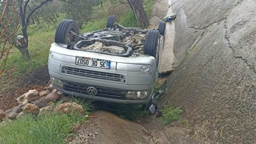 Havran’da ticari araç tarlaya düşüp, ters döndü