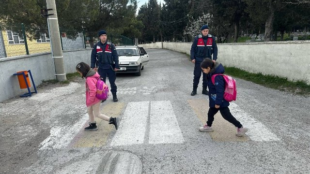 Balıkesir'de jandarma okul önlerinde denetim yaptı