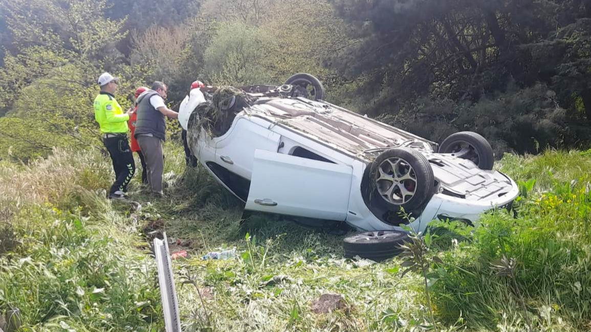 Karesi’de şarampole uçan araçtan çıktılar