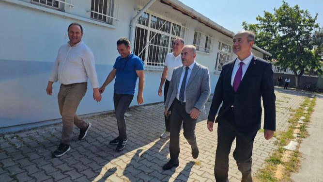 Müdür Demir Karesi'de, ortaokul ve ilkokulları ziyaret etti