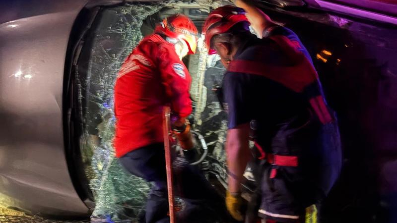 Çanakkale Küçükkuyu'da kazada sürücü araç içinde sıkıştı