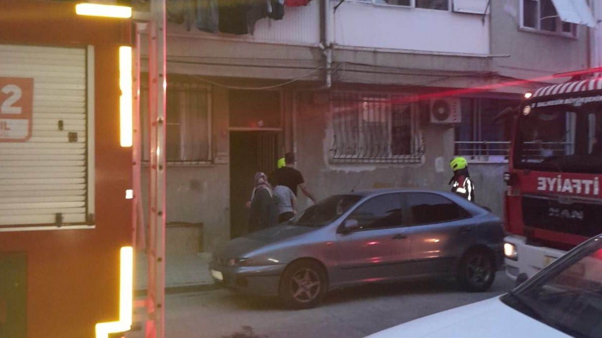 Edremit'te apartman girişinde motosiklet yangını paniği