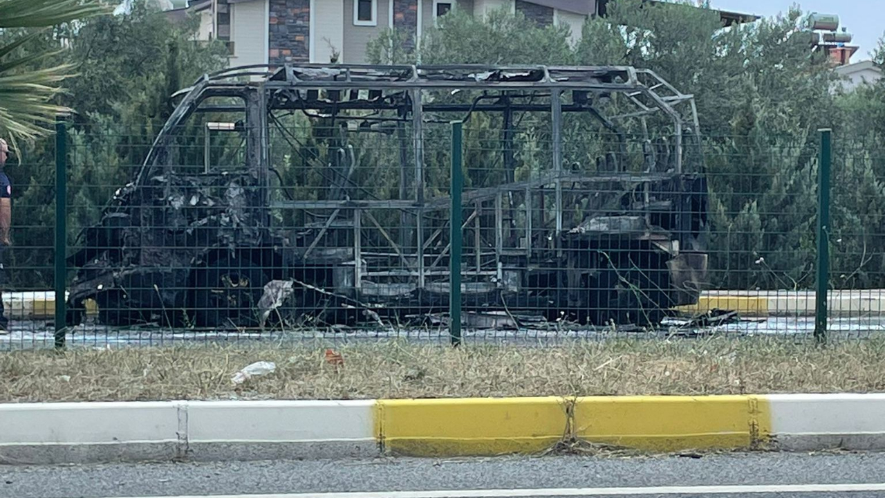 Edremit'te minibüs yangınında şoför ve yolcular canını zor kurtardı