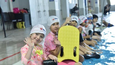 Altıeylül'de çocuklara yaz geldi, 400 çocuk yüzme öğreniyor