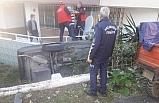 Yok böyle kaza. Otomobil evin bahçesine düştü: 2 yaralı