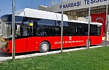 Gök mavi, bayrak ve otobüslerde kırmızı beyaz