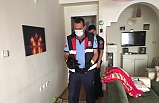 Boş dairedeki kedileri itfaiye ekipleri, jandarma ile birilikte çıkardı
