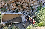Maden taşıyan kamyon uçuruma  yuvarlandı
