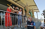 Yemek molasında kedi süprizi