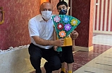 Özbek'e Anlamlı Hediye