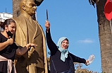 Edremit'te bıçakla Ataturk büstüne çıktılar