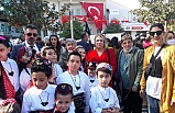 Edremit’te 98 kadın, Cumhuriyet’in 98. yılını zeybek oynayarak kutladı