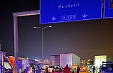 Son Dakika: Susurluk'ta korkunç kaza: Yola dökülen salçalar karayolunu buz pistine çevirdi.