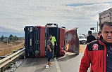 Susurluk'ta kazada karayoluna tahıllar dağıldı