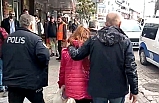 İzmir'den Edremit’te gelen kadın, polisin takibi sonucu kuyumcuları dolandıramadı.
