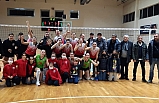 Voleybolda Ayvalık derbisini Kırmızı Şimşekler kazandı
