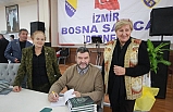 Boşnak komutan Harun Hociç, kitabını imzaladı.