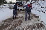 Burhaniye'de Kırsal Yolları Tuzlanıyor