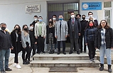 Burhaniye’de takım çalışması dersinde okullara kütüphane kazandırdılar