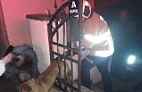 Erdek'te sıkışan köpek geçe-medi.