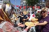 Edremit’te MHP'nin dağıttığı pideler kapışıldı