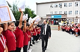 Balıkesir'de de öğrencilerin karne heyecanı vardı