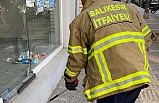 Korkusuz itfaiyeci yılanı böyle yakaladı
