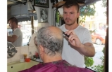 Burhaniye de beşinci kuşak berberden babaya tıraş