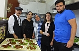 Burhaniye’de sazlı sözlü ve çiğ köfteli bayramlaşma